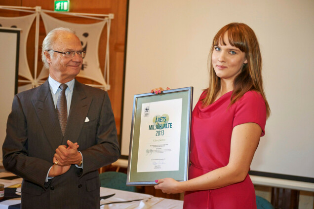 Kung Carl XVI Gustaf delar ut Världsnaturfonden WWF:s pris Miljöhjältar 2013 till Clara Lidström på Ulriksdals Slott. Hon fick den för att hon i sin blogg ”inspirerar människor att göra miljöhandlingar i vardagen och påverkar hundratusentals personer att konsumera mer miljösmart”. Kung Carl XVI Gustaf delar ut Världsnaturfonden WWF:s pris Miljöhjältar 2013 till Clara Lidström på Ulriksdals Slott. Hon fick den för att hon i sin blogg ”inspirerar människor att göra miljöhandlingar i vardagen och påverkar hundratusentals personer att konsumera mer miljösmart”.